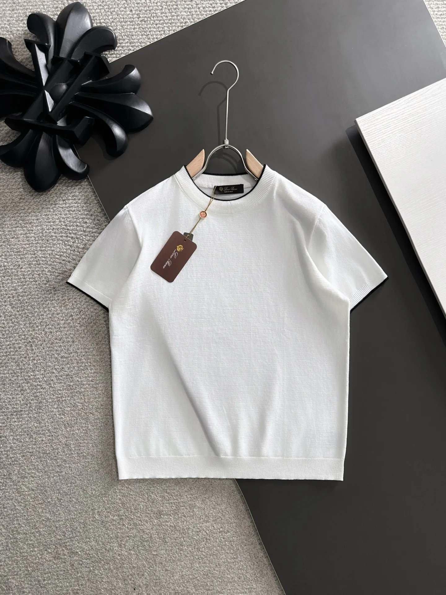 Next day shipment LP high quality Loro Piana 26ss New Arrival men's short-sleeved T-shirt Made of combed cotton yarn knitted cotton fabric, no pressure when entering and exiting the counter Exclusive control of raw materials It feels substantial when weighed, and the upper body is more textured than ordinary T-shirts. This texture can cope with the weather easily and is suitable for both hot and cold! Loose fit design, looks noble. The only correct version is available Size: M to XXXL
